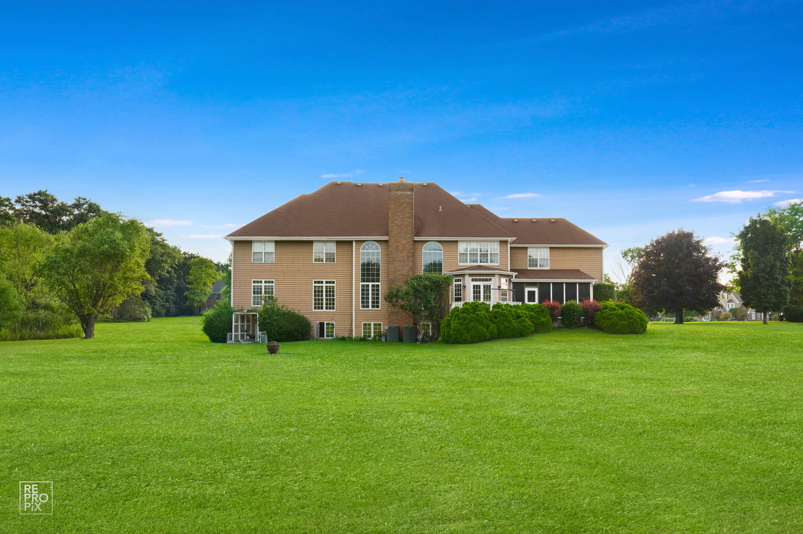 6709 Oakwood Manor Drive, Crystal Lake, IL 60012