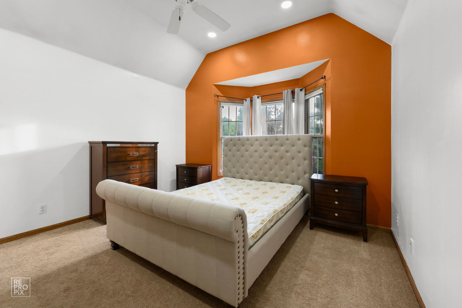 6709 Oakwood Manor Drive, Crystal Lake, IL 60012