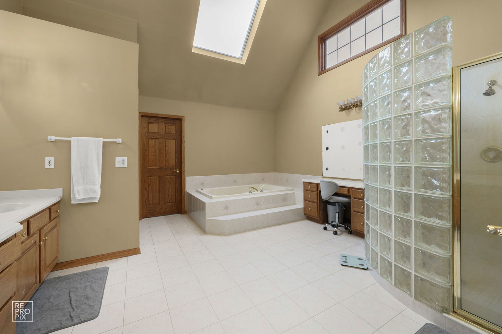 6709 Oakwood Manor Drive, Crystal Lake, IL 60012