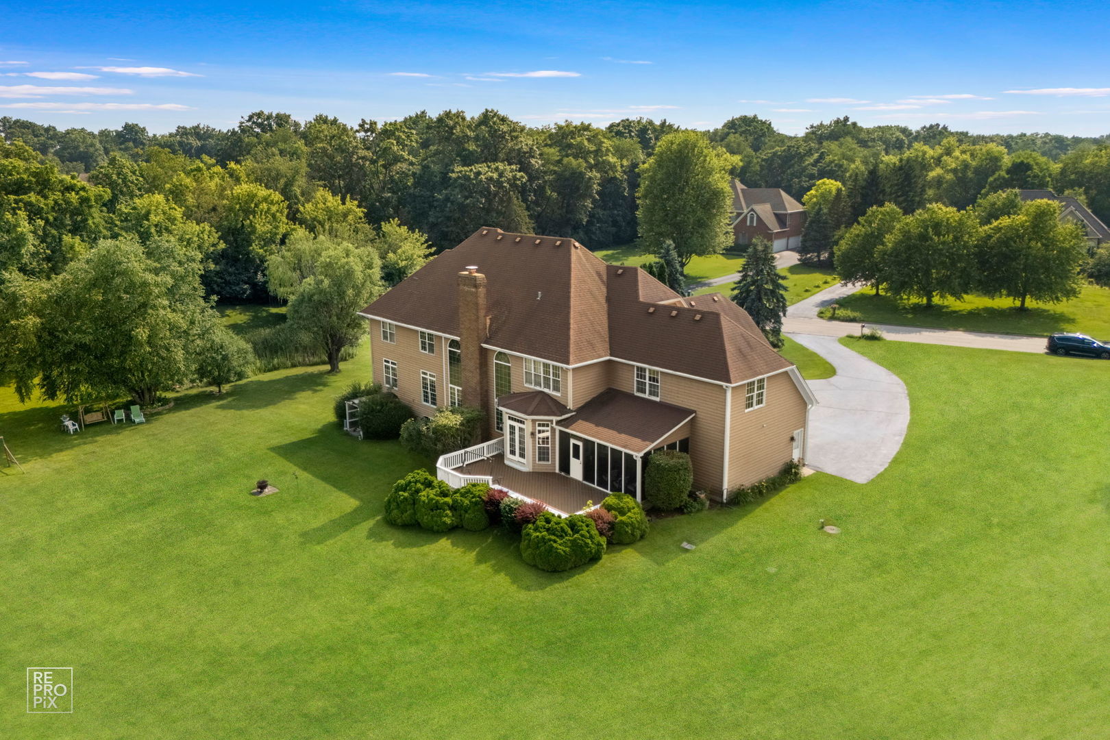 6709 Oakwood Manor Drive, Crystal Lake, IL 60012