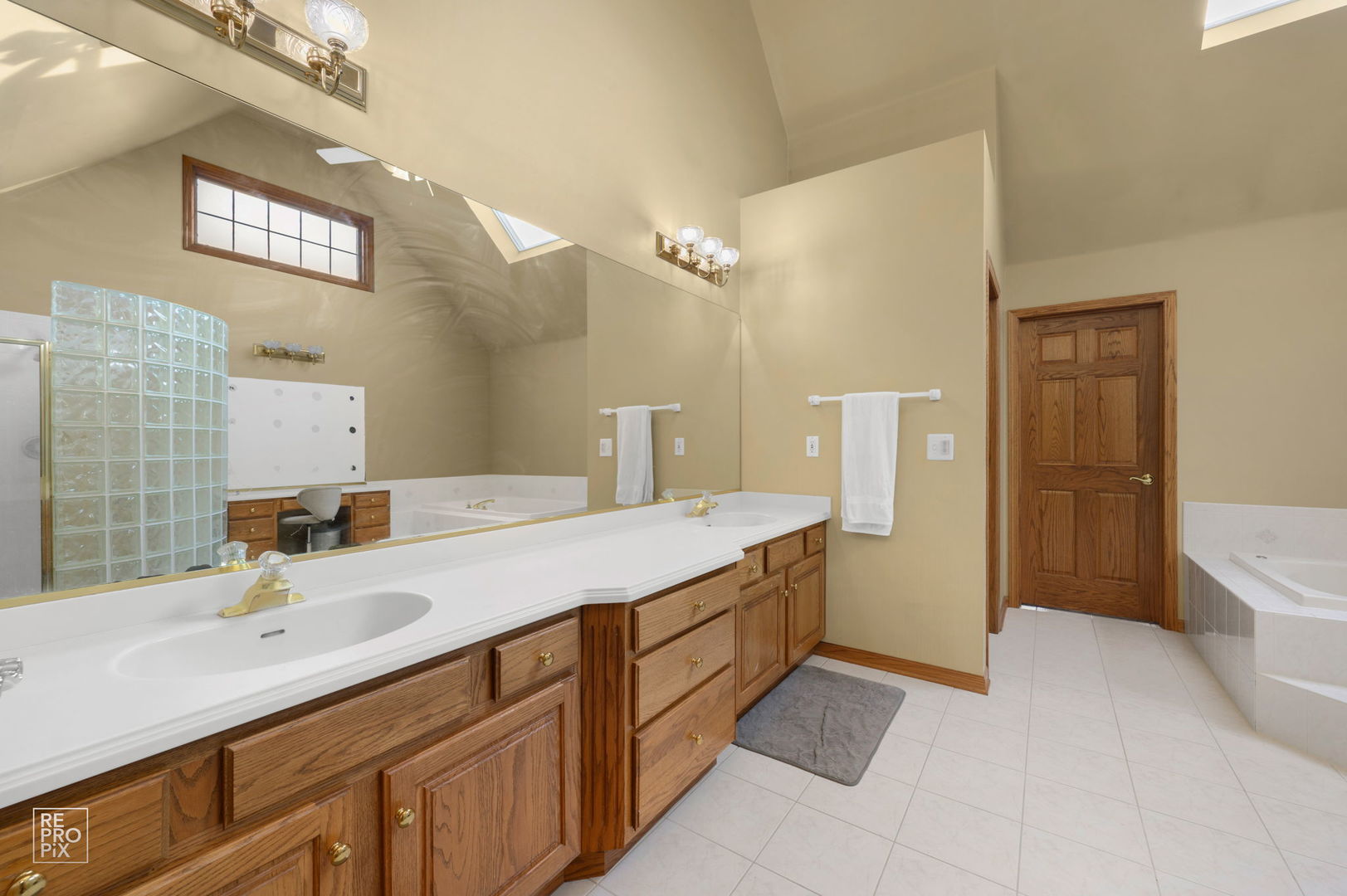 6709 Oakwood Manor Drive, Crystal Lake, IL 60012