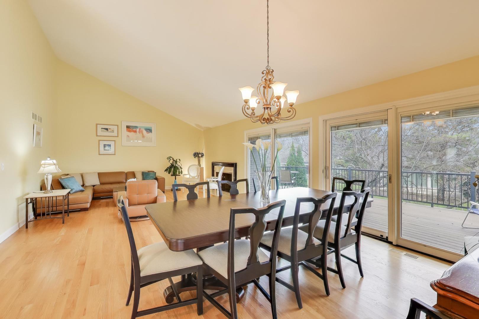 211 Briarwood Pass, Oak Brook, IL 60523