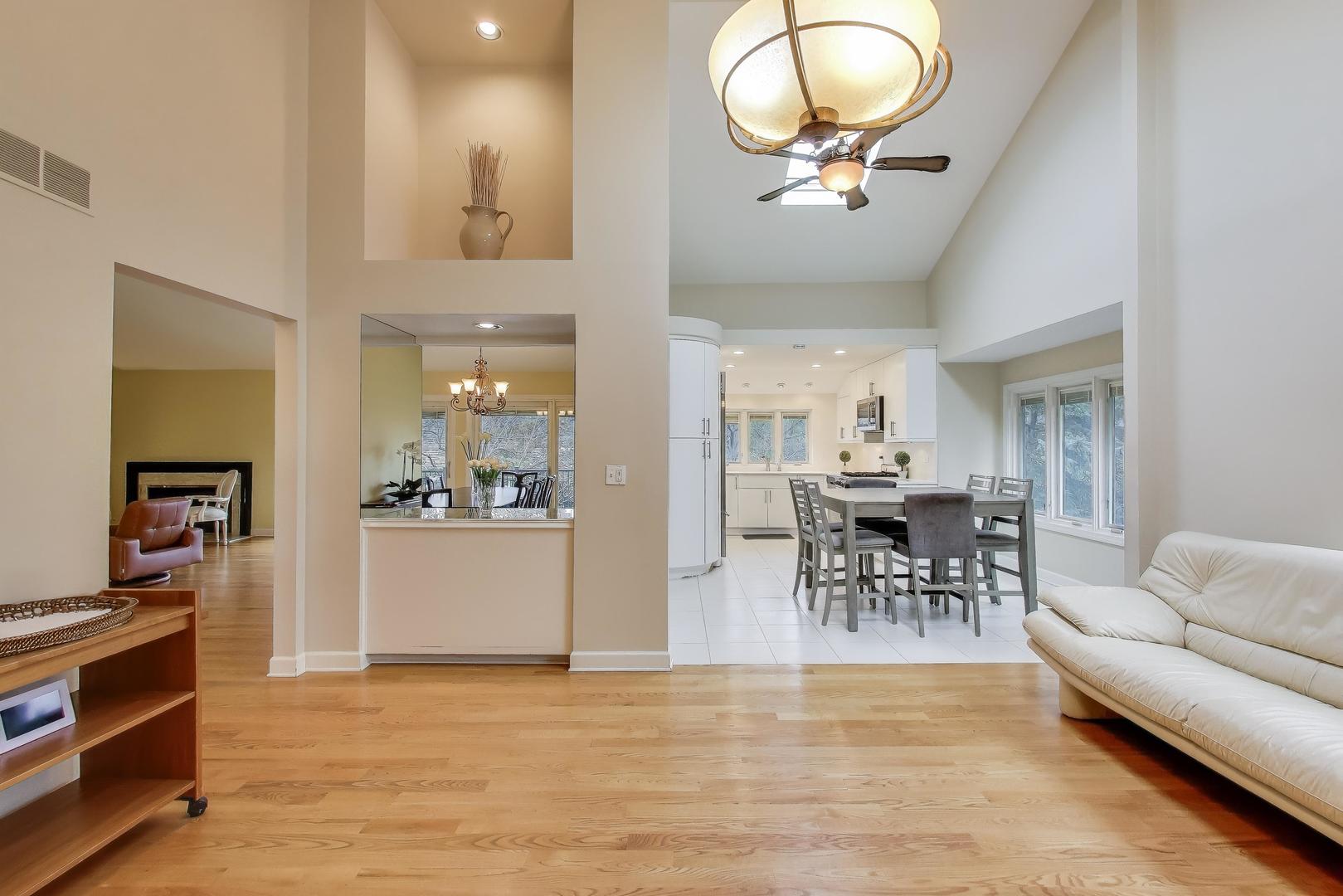 211 Briarwood Pass, Oak Brook, IL 60523