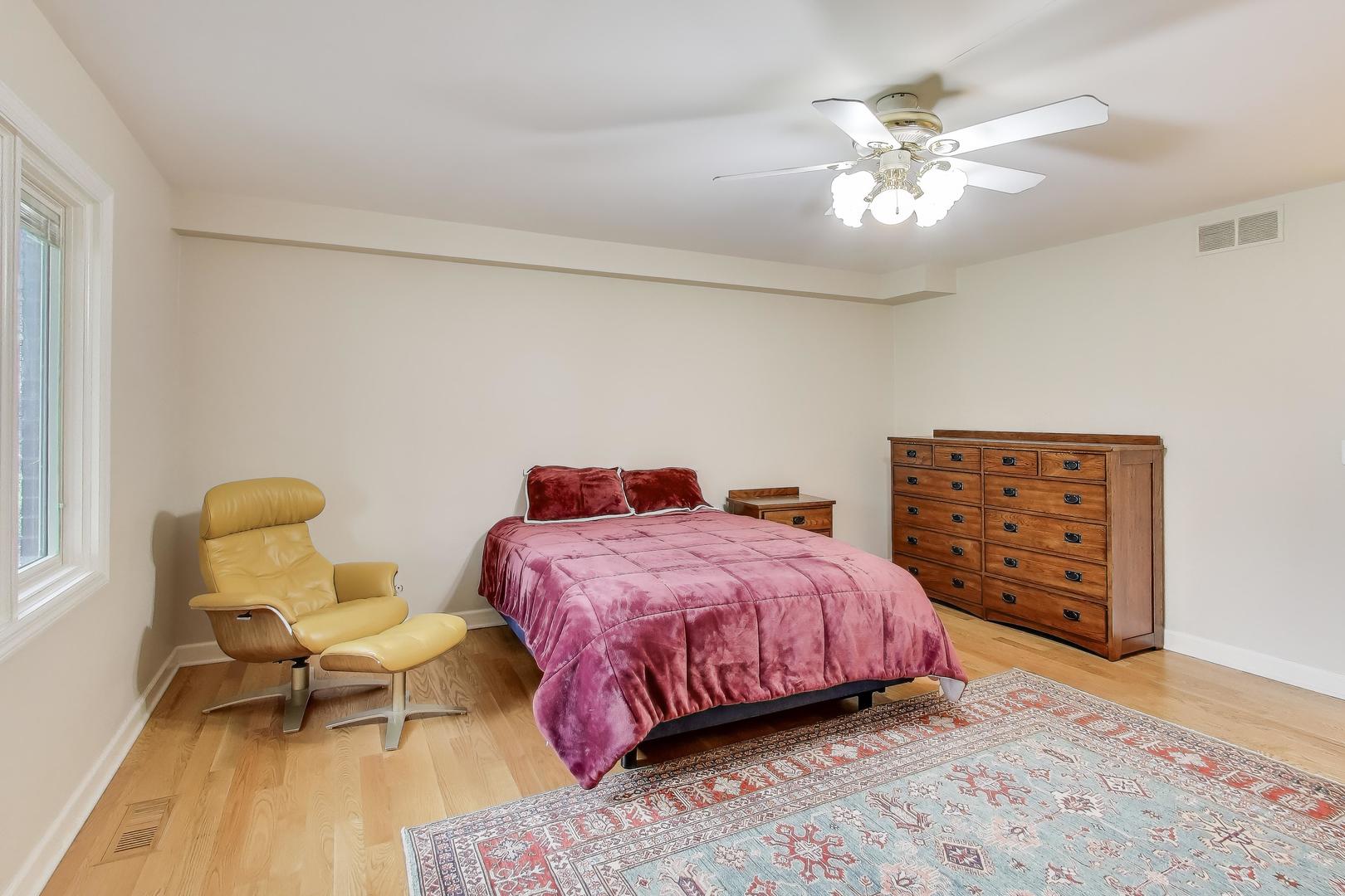 211 Briarwood Pass, Oak Brook, IL 60523