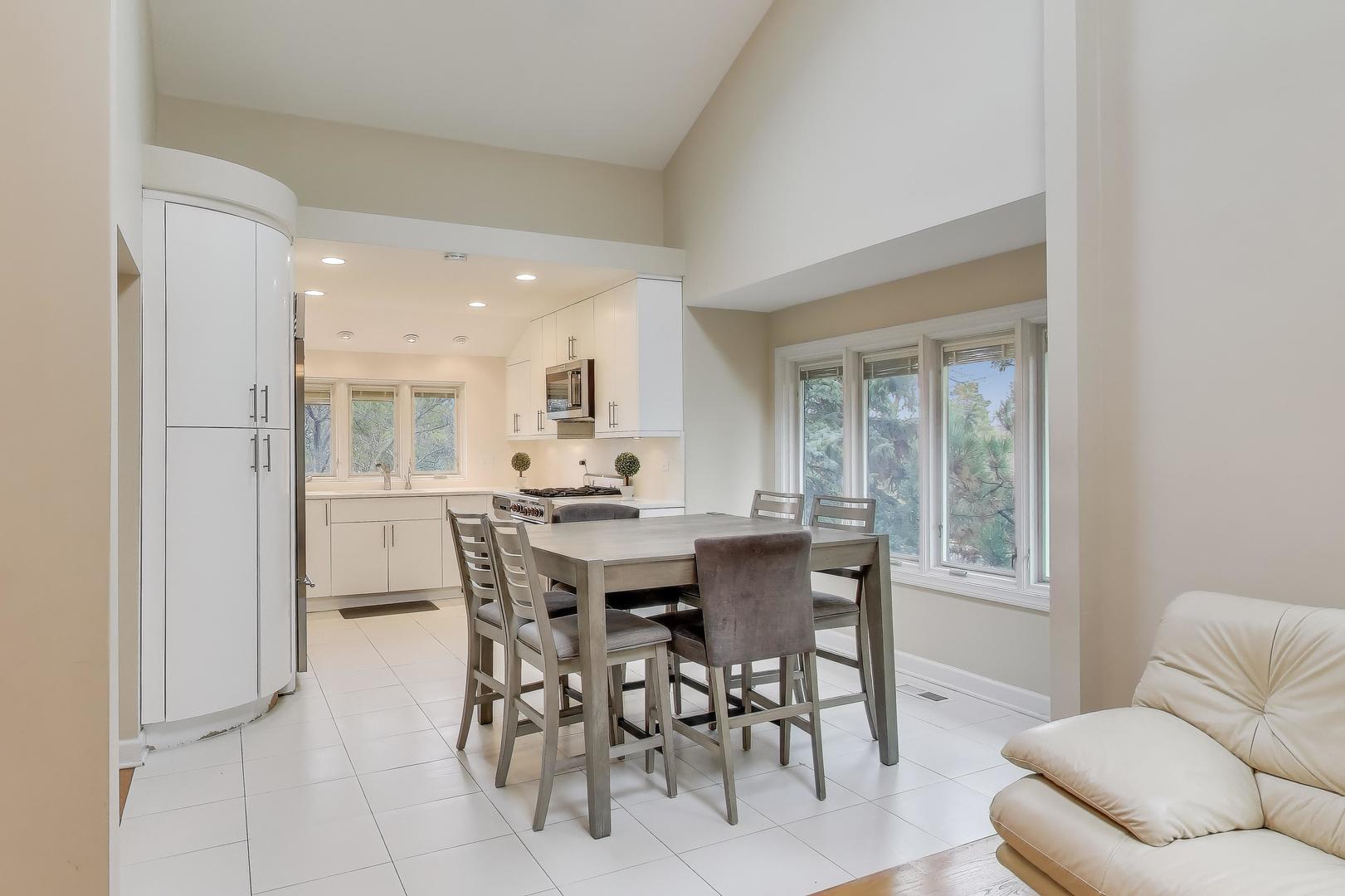 211 Briarwood Pass, Oak Brook, IL 60523