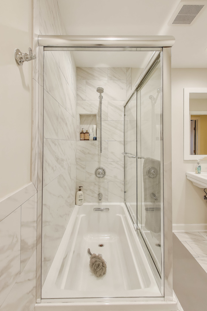 211 Briarwood Pass, Oak Brook, IL 60523