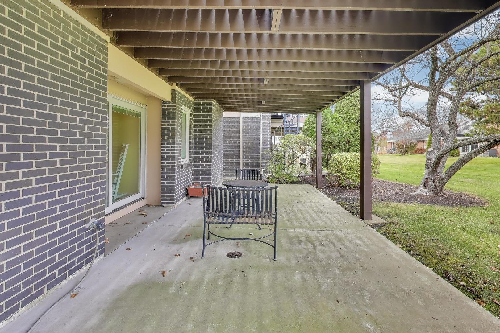 211 Briarwood Pass, Oak Brook, IL 60523