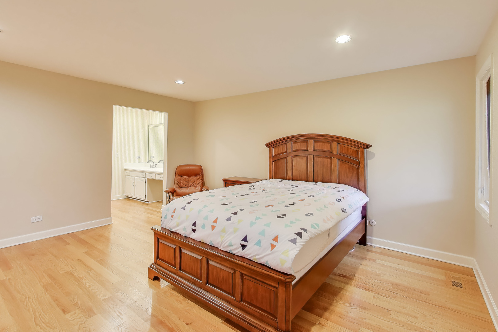 211 Briarwood Pass, Oak Brook, IL 60523