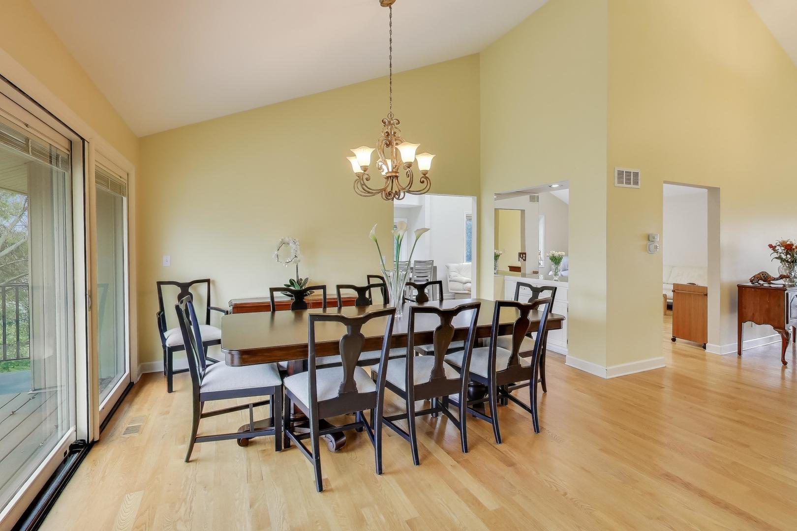 211 Briarwood Pass, Oak Brook, IL 60523