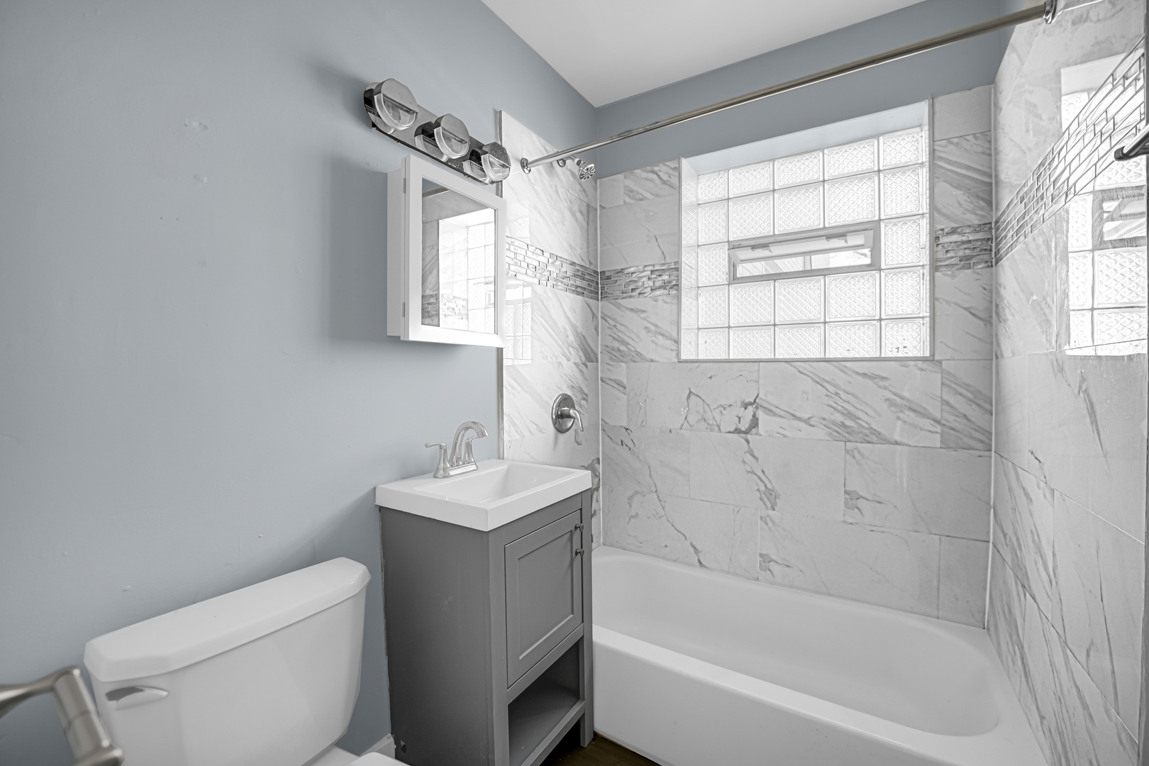 2046 E 72nd Place #2w, Chicago, IL 60649