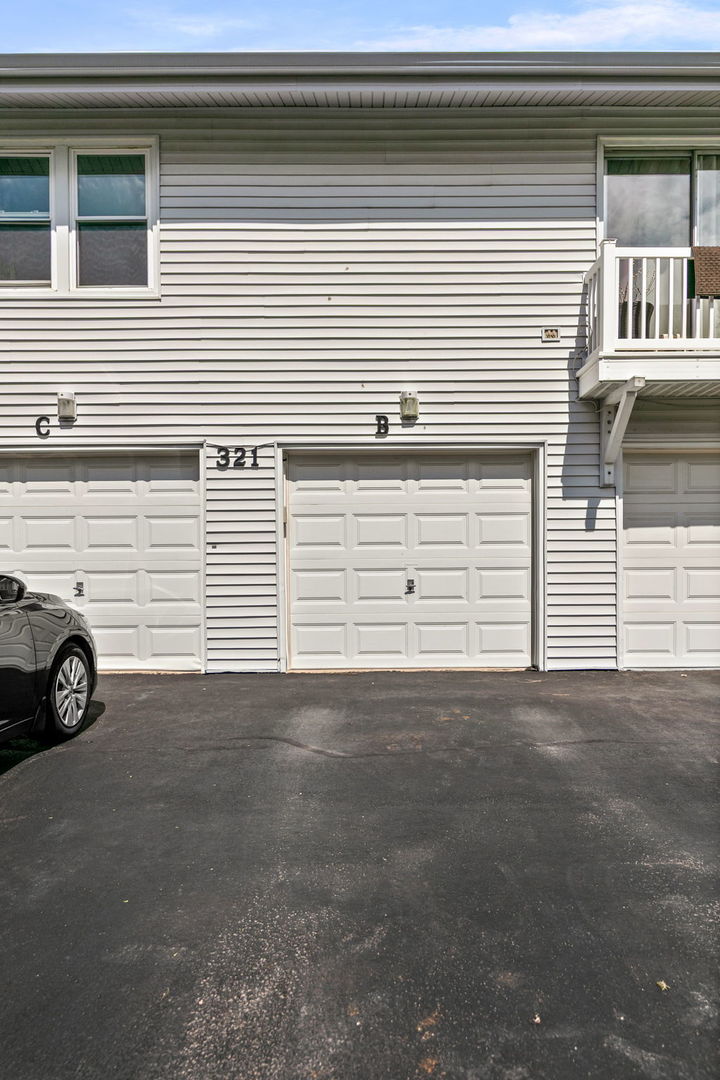321 FAIRCHILD Court #B, Bloomingdale, IL 60108