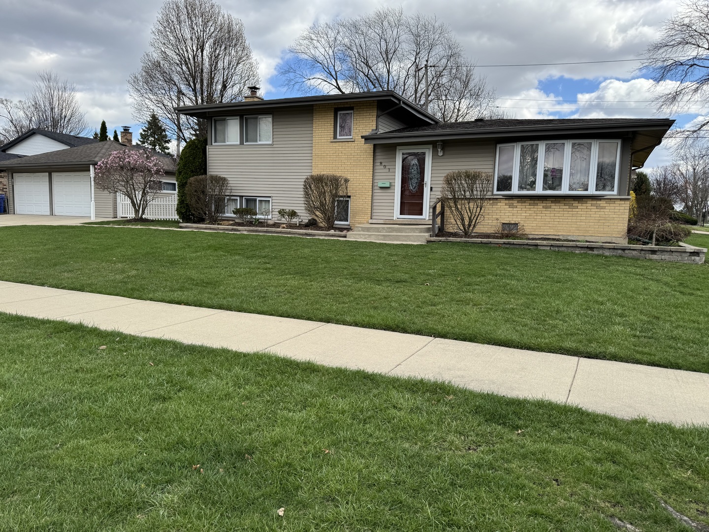 801 E Greenwood Drive, Mount Prospect, IL 60056