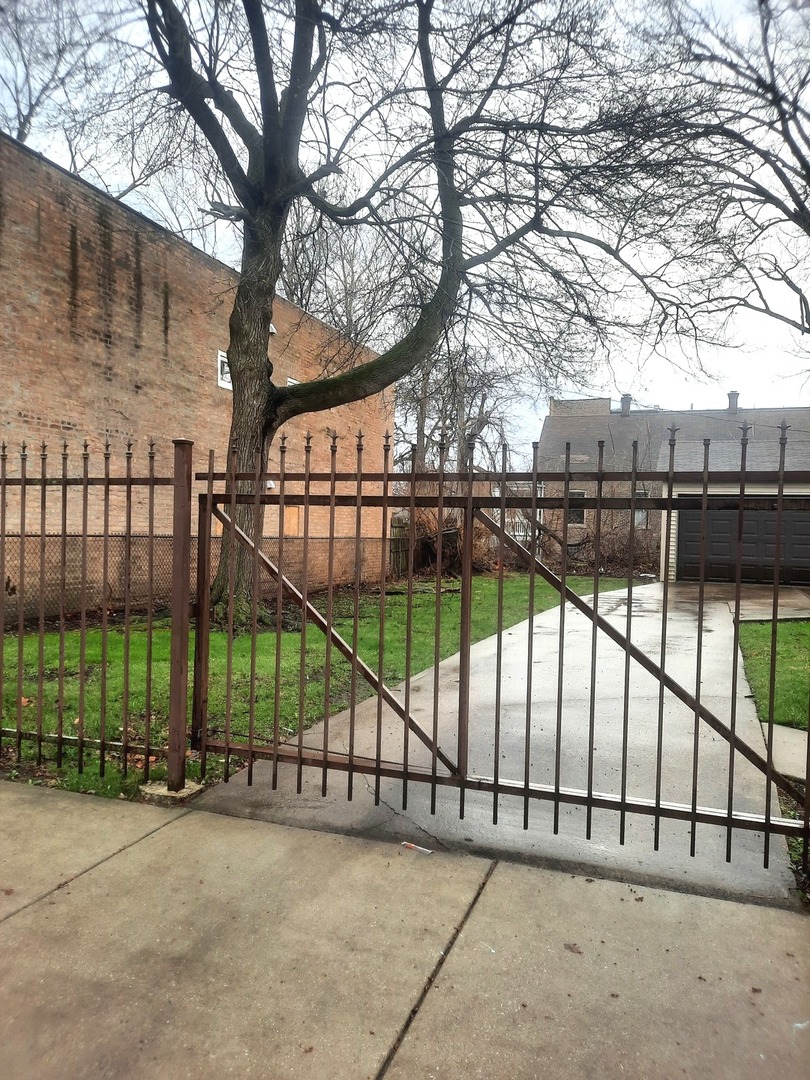 2665 E 77th Street, Chicago, IL 60649