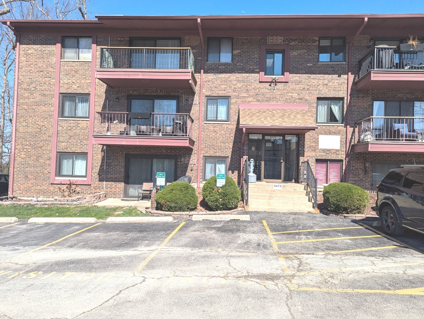 8473 ARCHER Avenue #104, Willow Springs, IL 60480