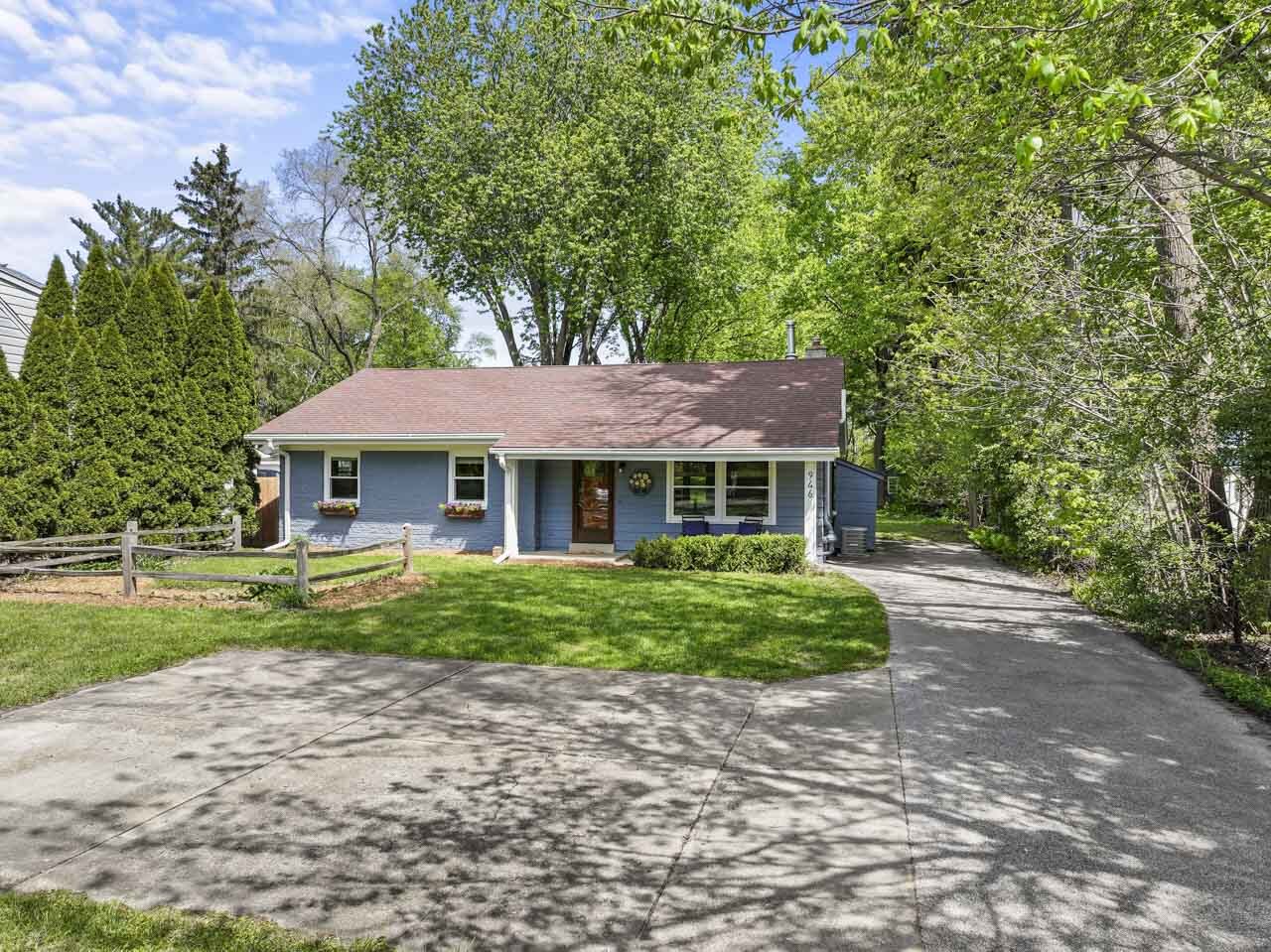 946 W Winchester Road, Libertyville, IL 60048