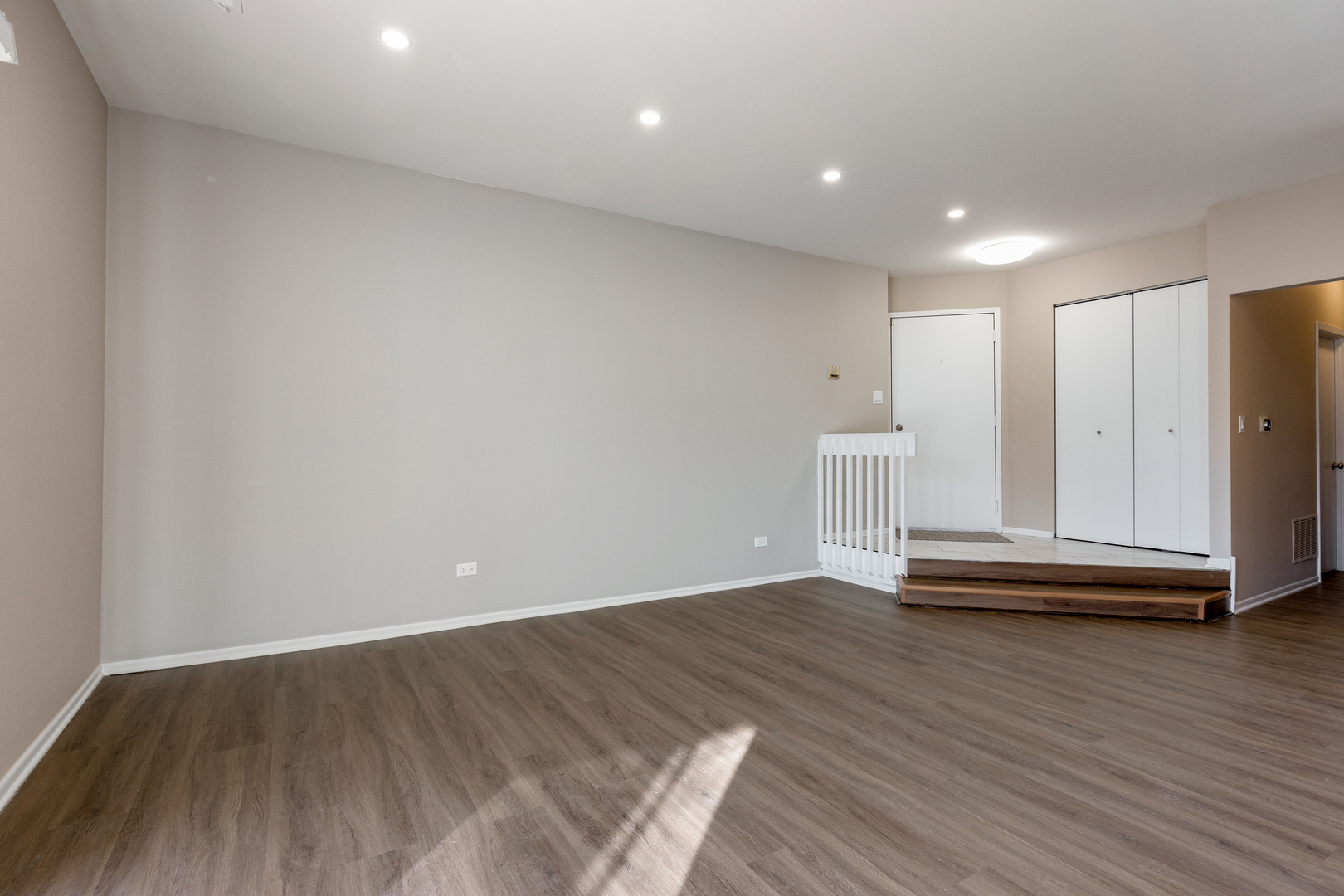 1505 Mercury Drive #5, Schaumburg, IL 60193