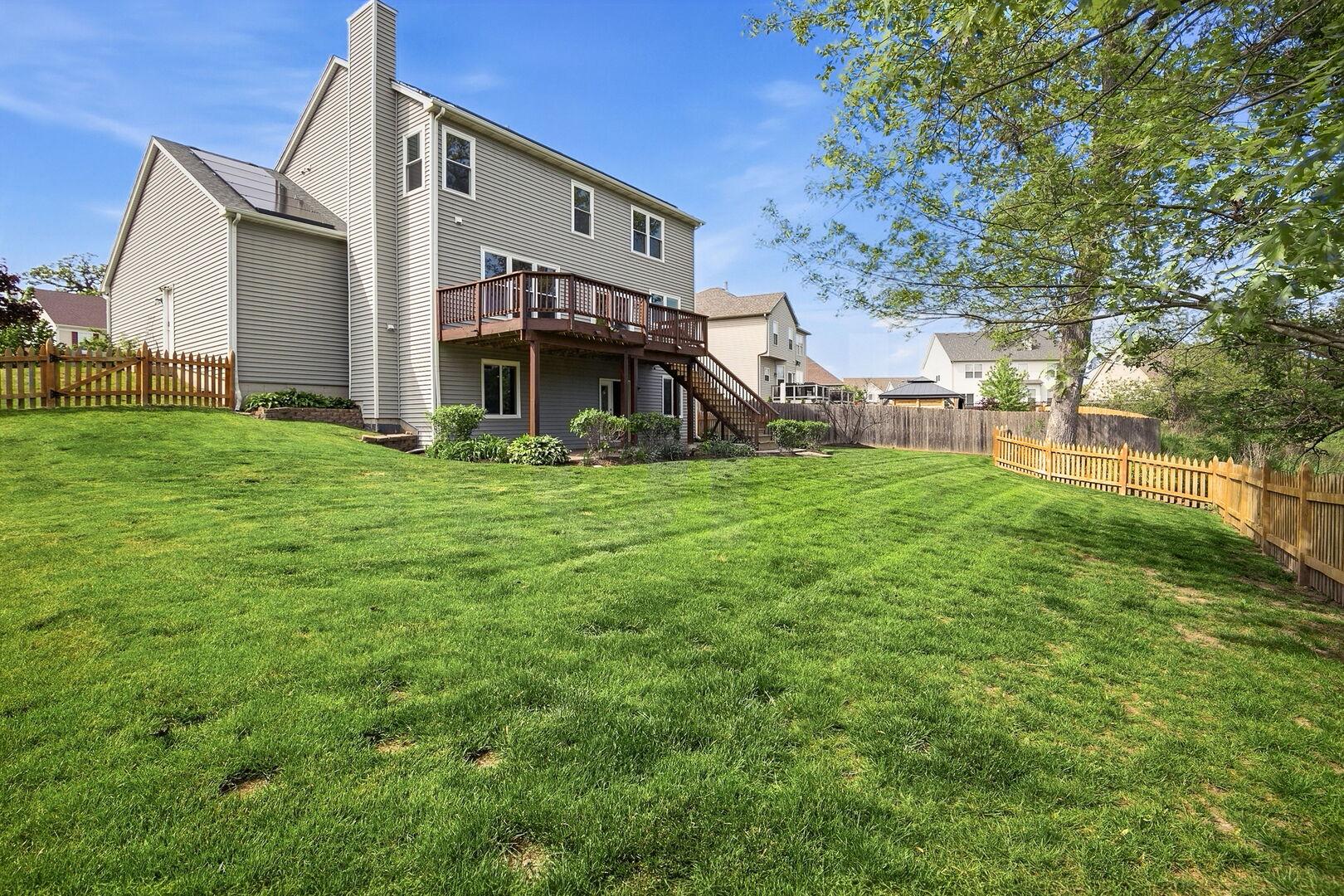 215 S Winthrop Drive, Round Lake, IL 60073