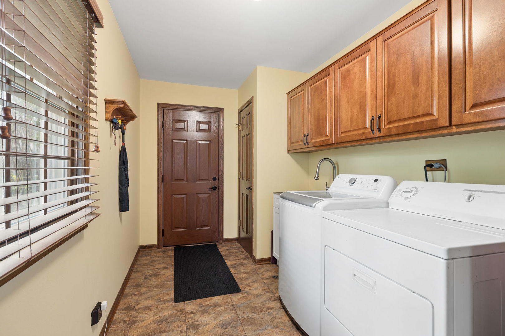 946 Montgomery Court, Naperville, IL 60540