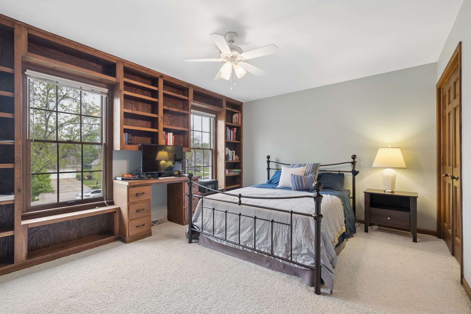 946 Montgomery Court, Naperville, IL 60540