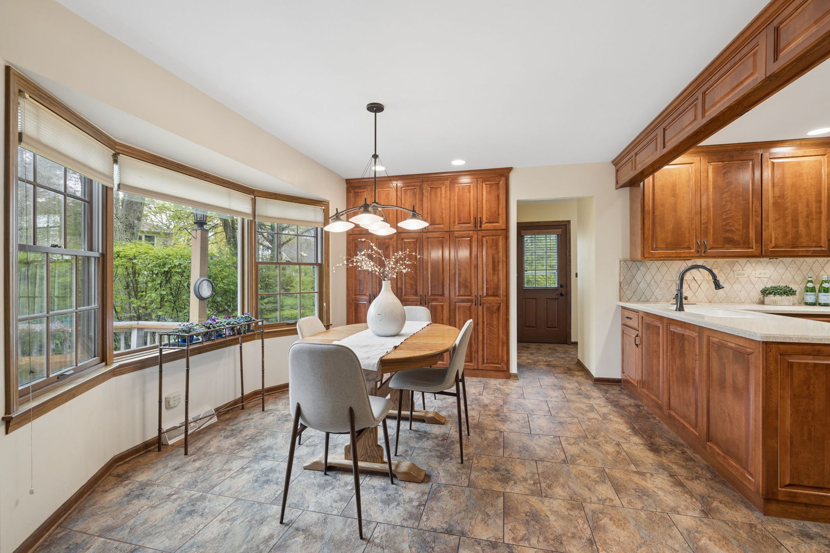 946 Montgomery Court, Naperville, IL 60540