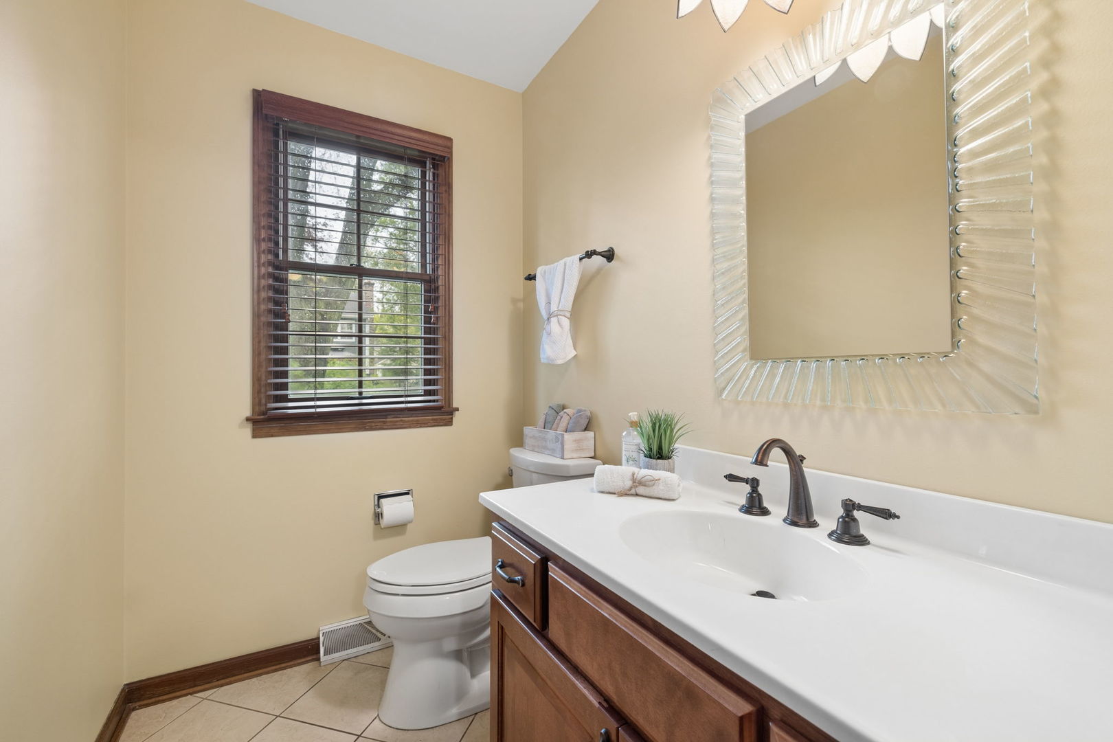 946 Montgomery Court, Naperville, IL 60540