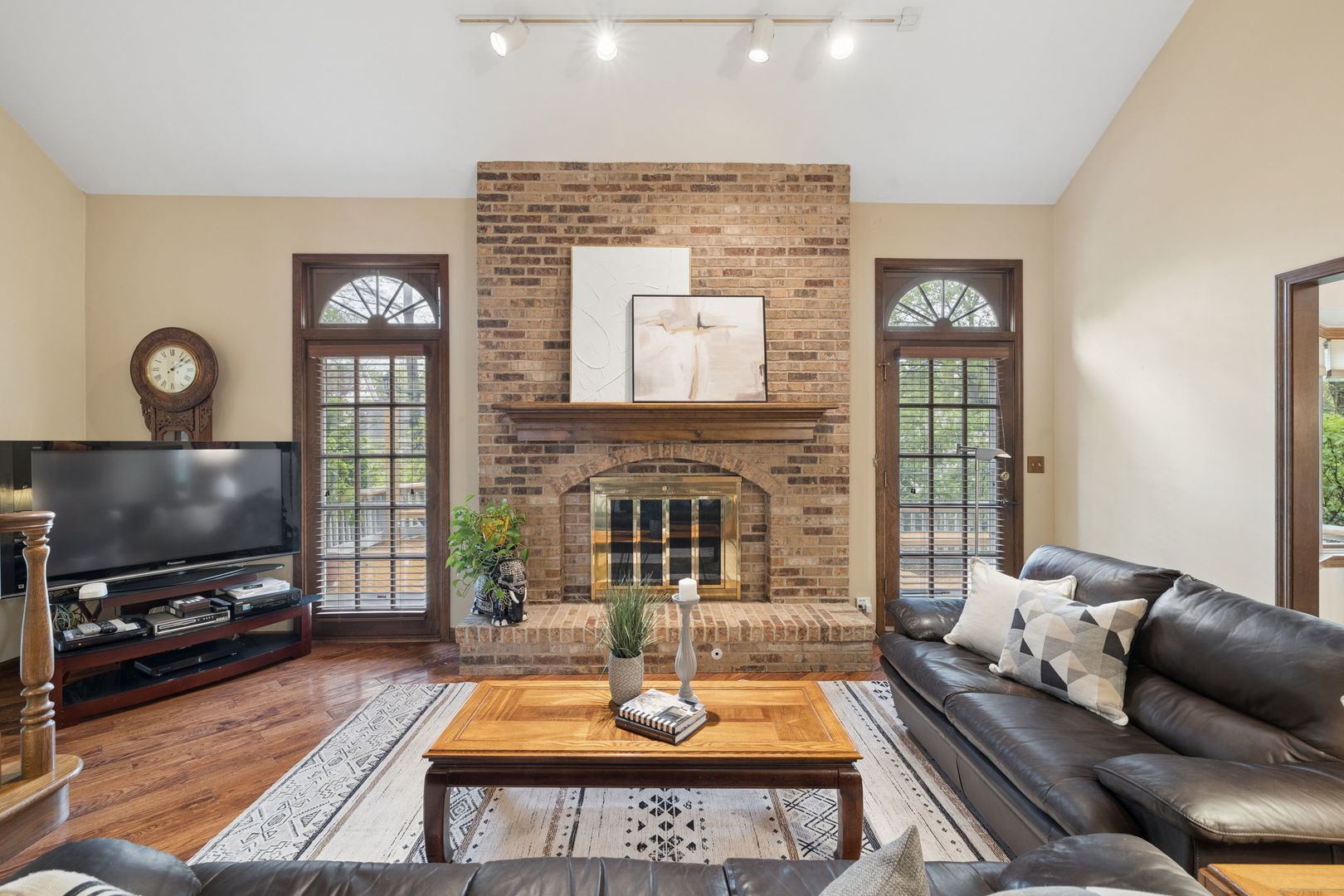 946 Montgomery Court, Naperville, IL 60540