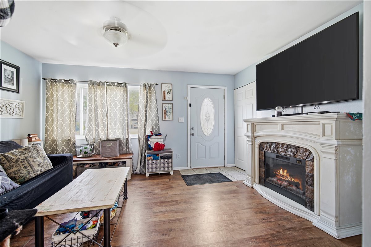 403 Sunset Drive, Leroy, IL 61752