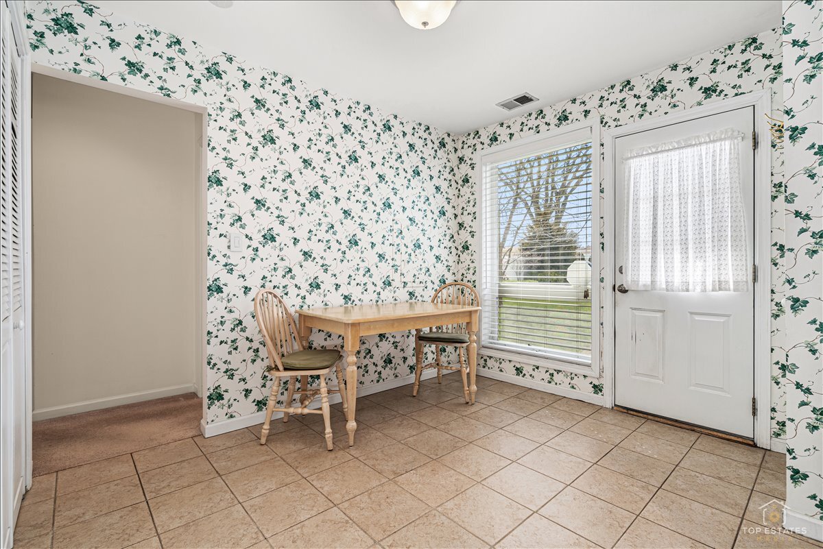 1028 W Villa Drive, Des Plaines, IL 60016