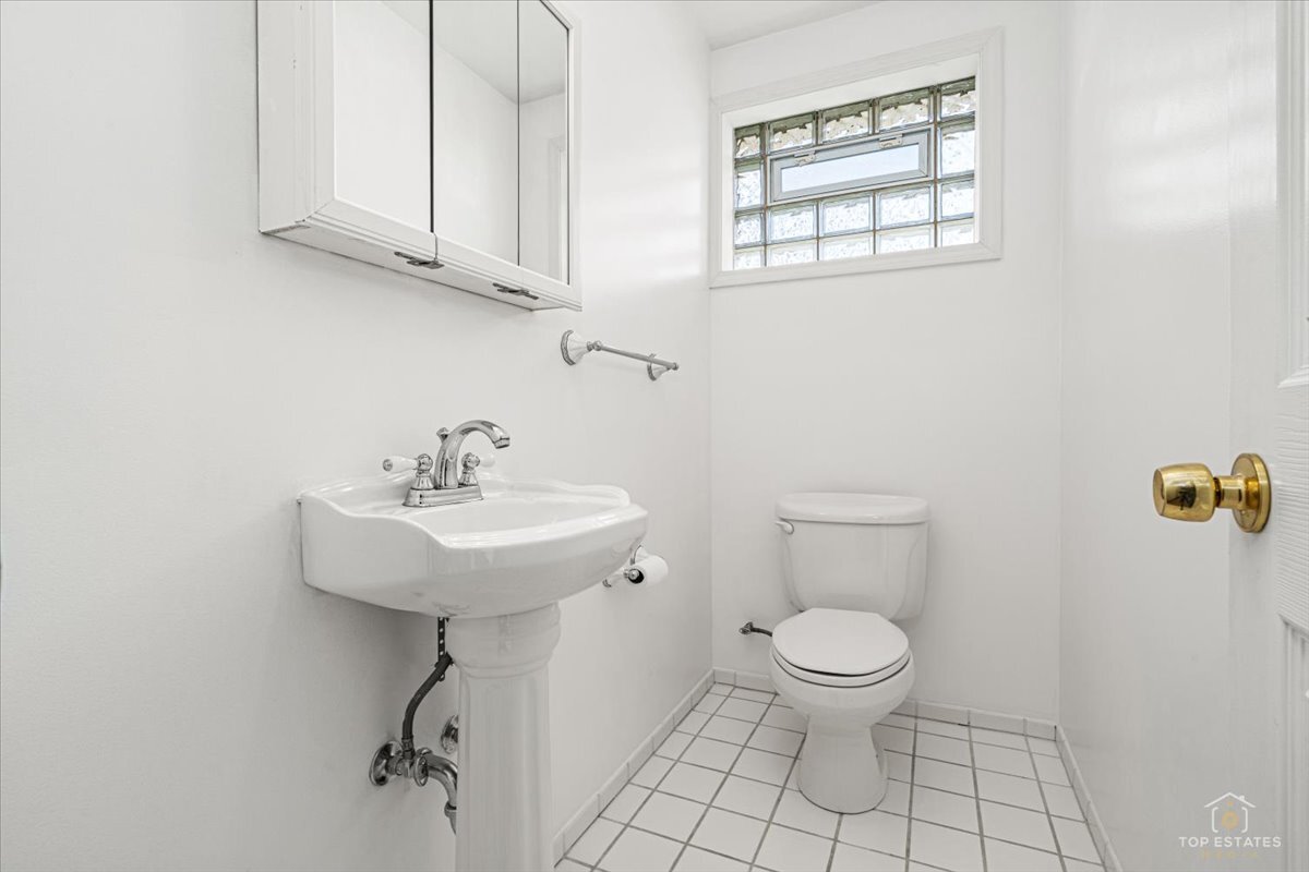 1028 W Villa Drive, Des Plaines, IL 60016