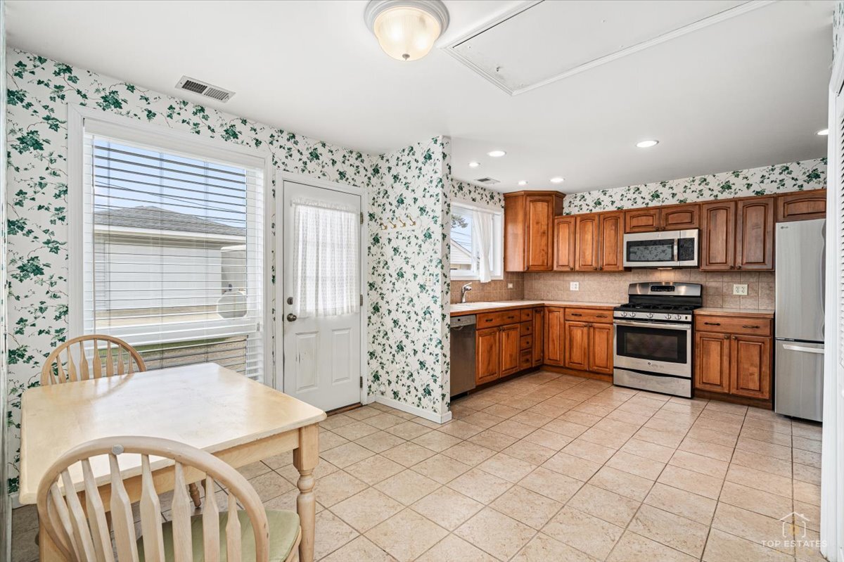 1028 W Villa Drive, Des Plaines, IL 60016