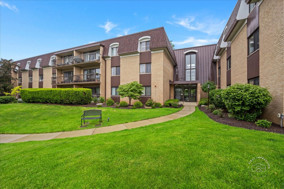 1103 N Mill Street #111, Naperville, IL 60563