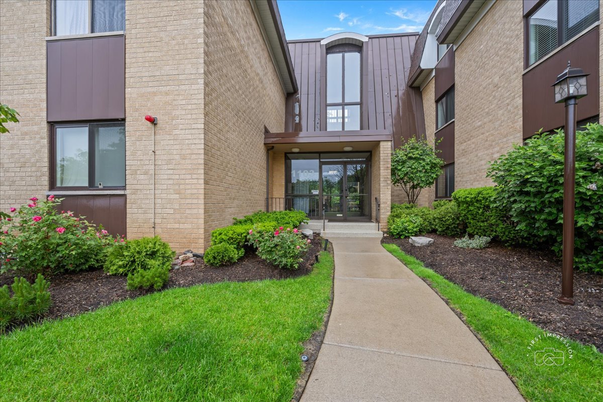 1103 N Mill Street #111, Naperville, IL 60563