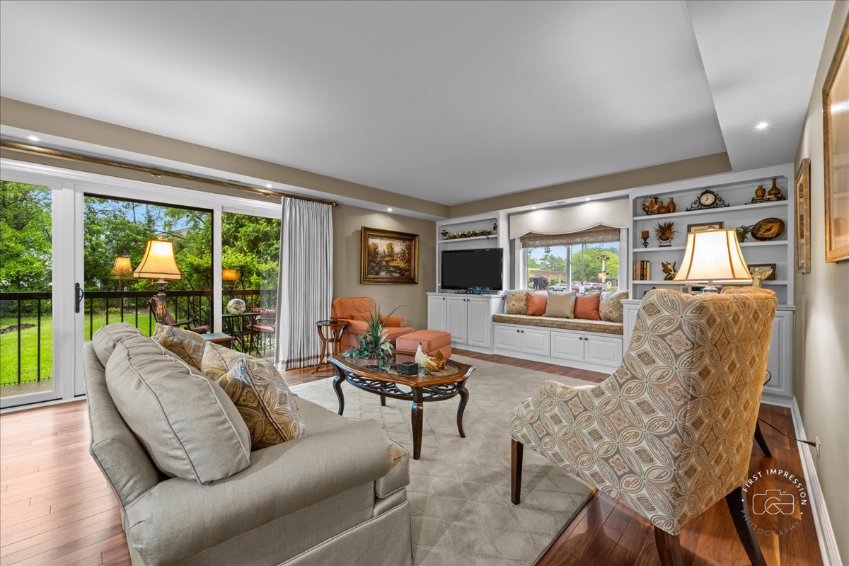 1103 N Mill Street #111, Naperville, IL 60563