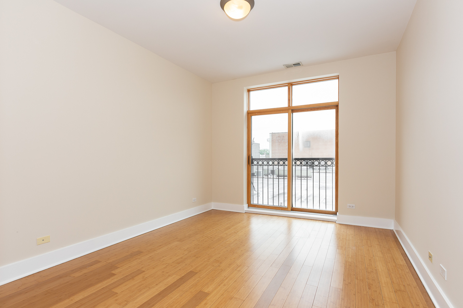 5766 N LINCOLN Avenue #205, Chicago, IL 60659