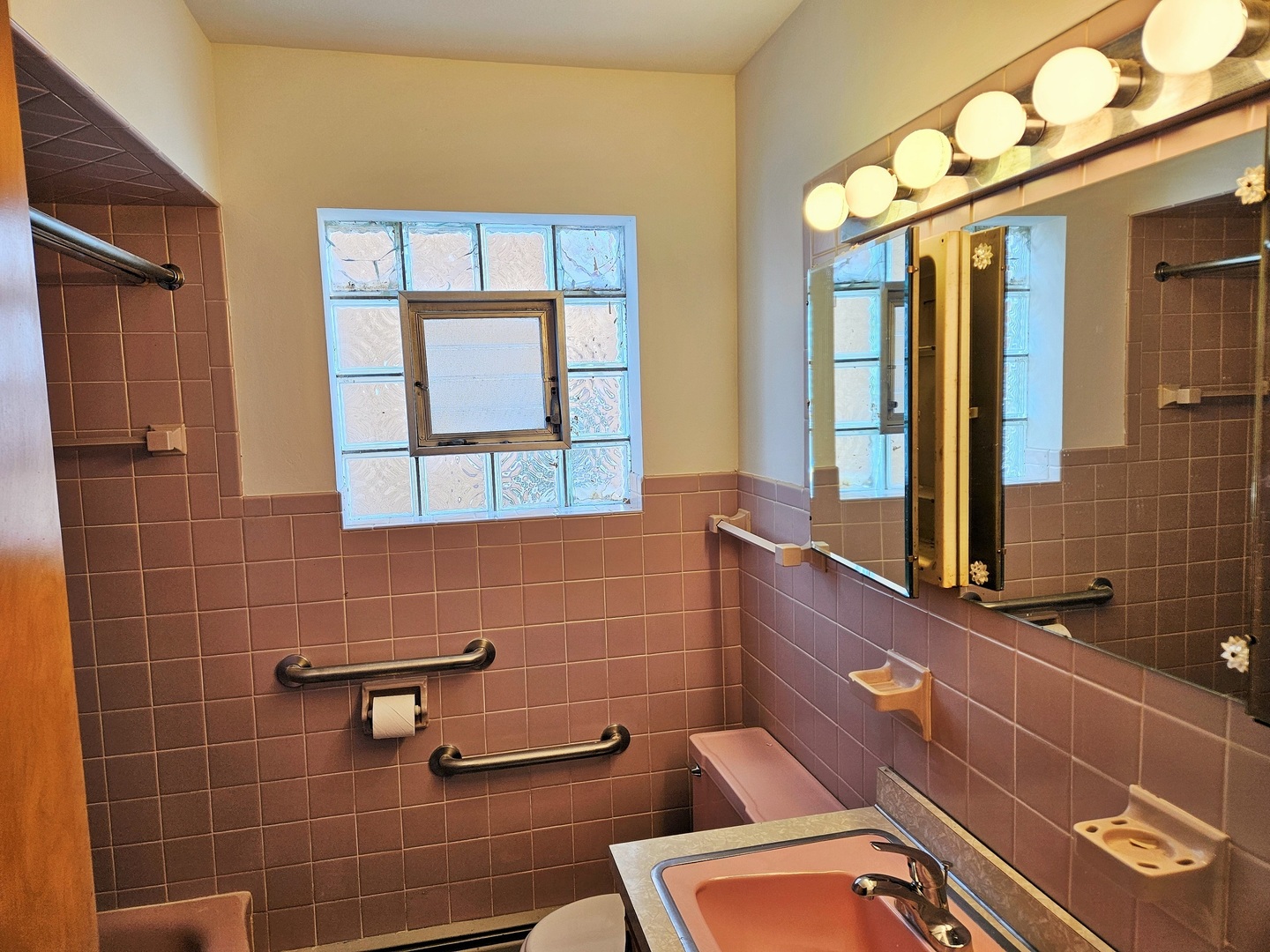 6940 N Ottawa Avenue, Chicago, IL 60631