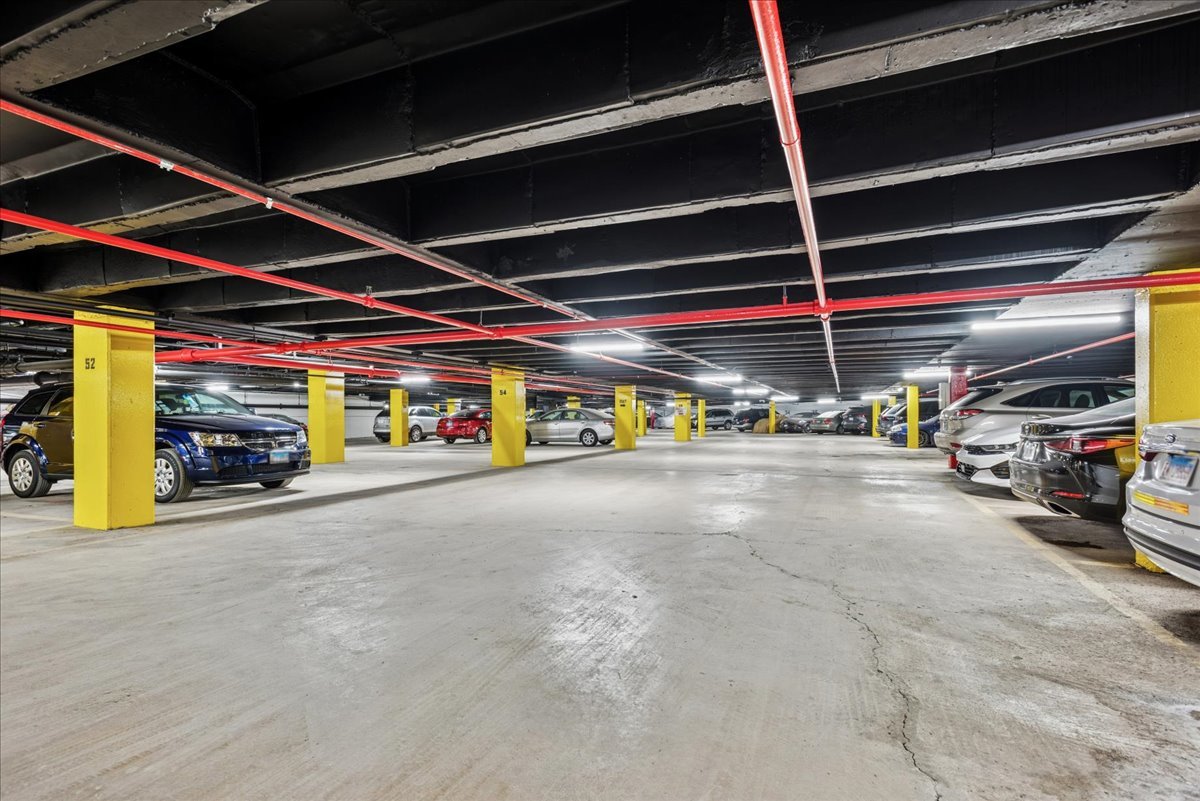 40 N Tower Road #8F, Oak Brook, IL 60523