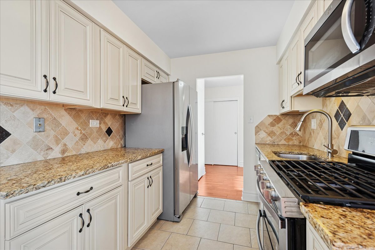 40 N Tower Road #8F, Oak Brook, IL 60523