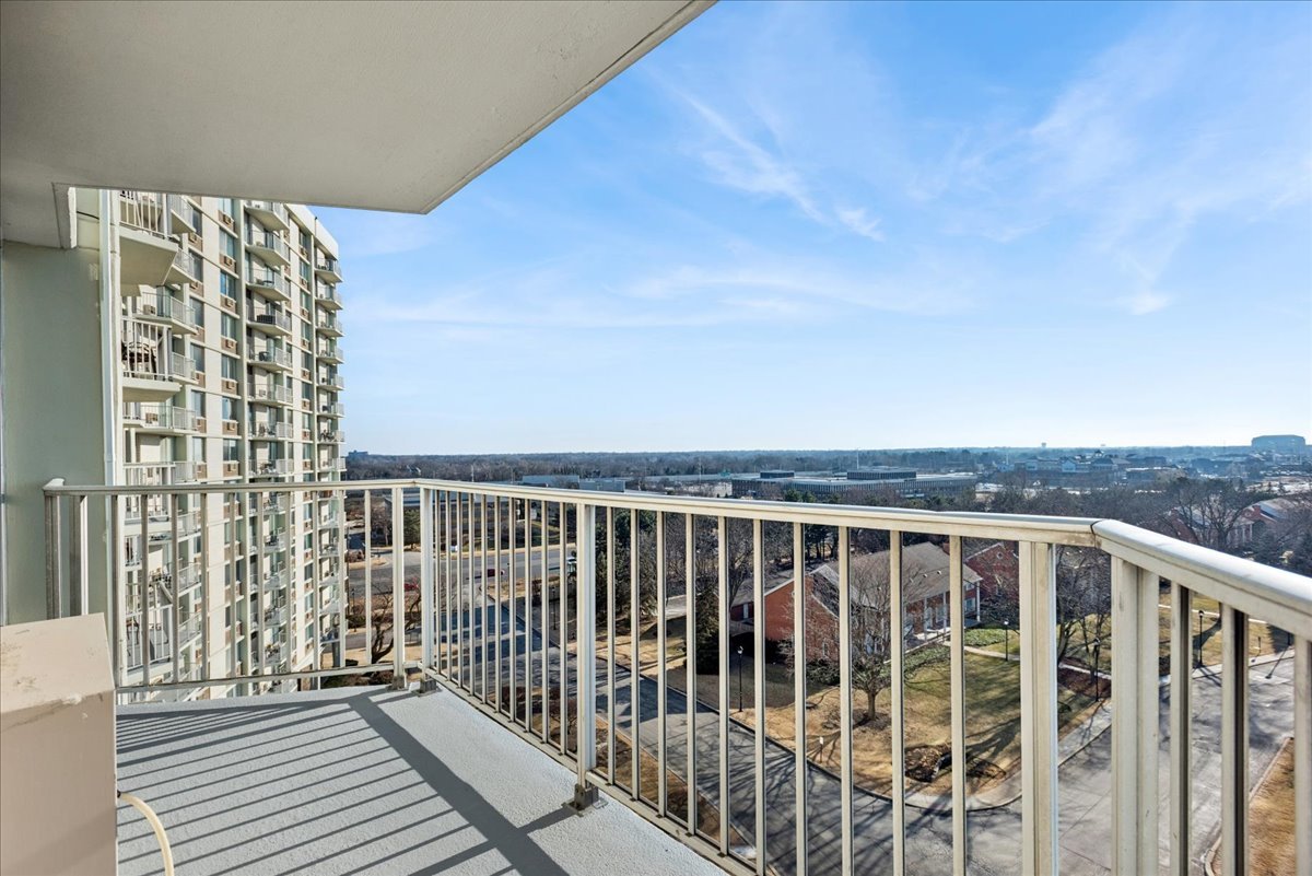 40 N Tower Road #8F, Oak Brook, IL 60523