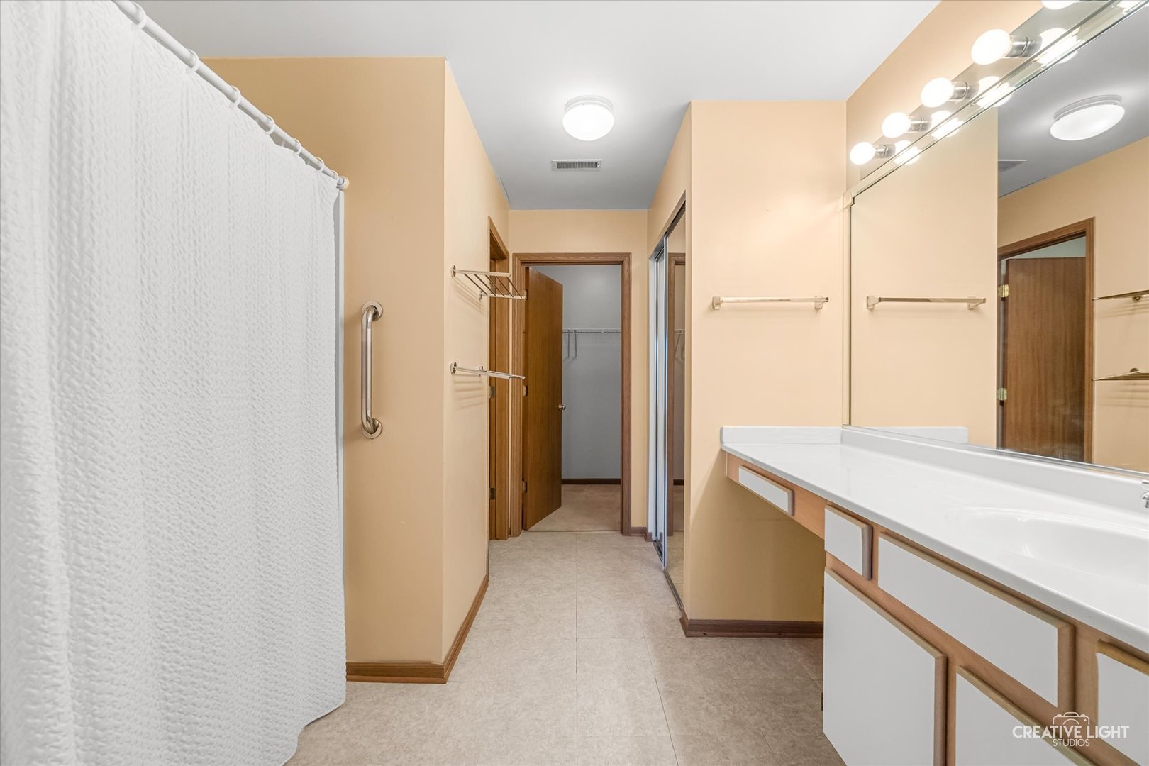 209 Grays Drive, Oswego, IL 60543