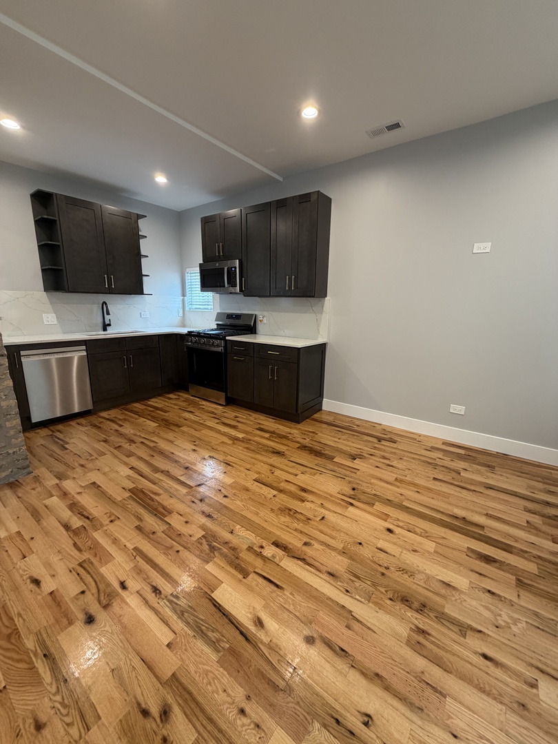 2221 W 21st Place #1R, Chicago, IL 60608