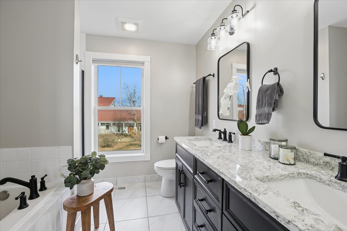 1571 Amos Bennett Street, Grayslake, IL 60030