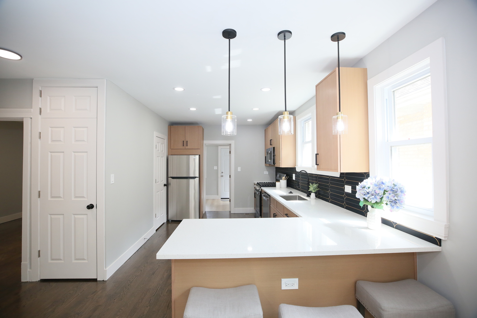 2955 N LOTUS Avenue, Chicago, IL 60641