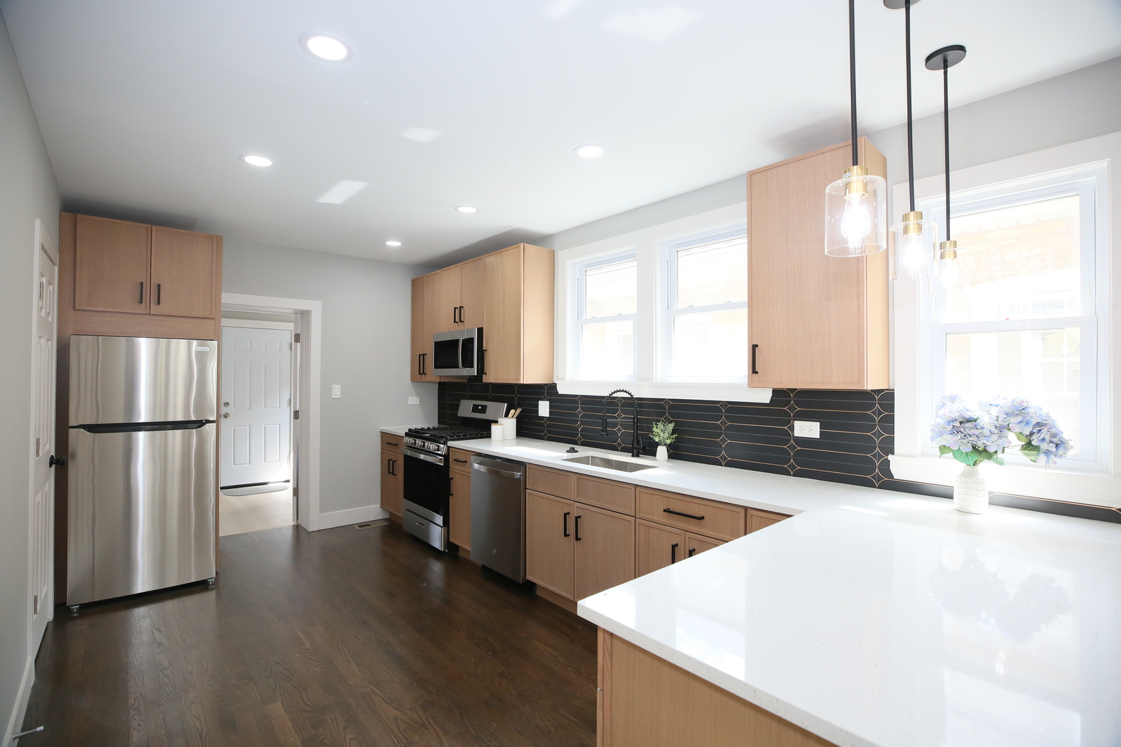 2955 N LOTUS Avenue, Chicago, IL 60641