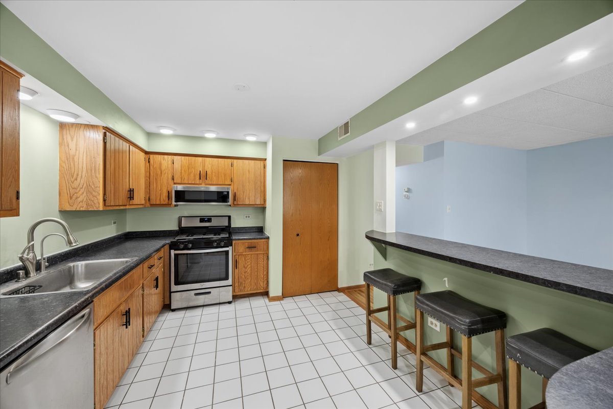 9130 W 95th Street #1B, Hickory Hills, IL 60457