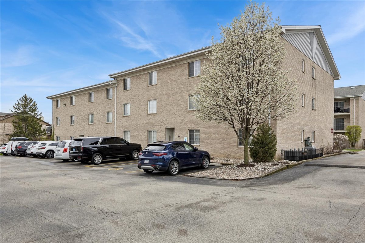 9130 W 95th Street #1B, Hickory Hills, IL 60457