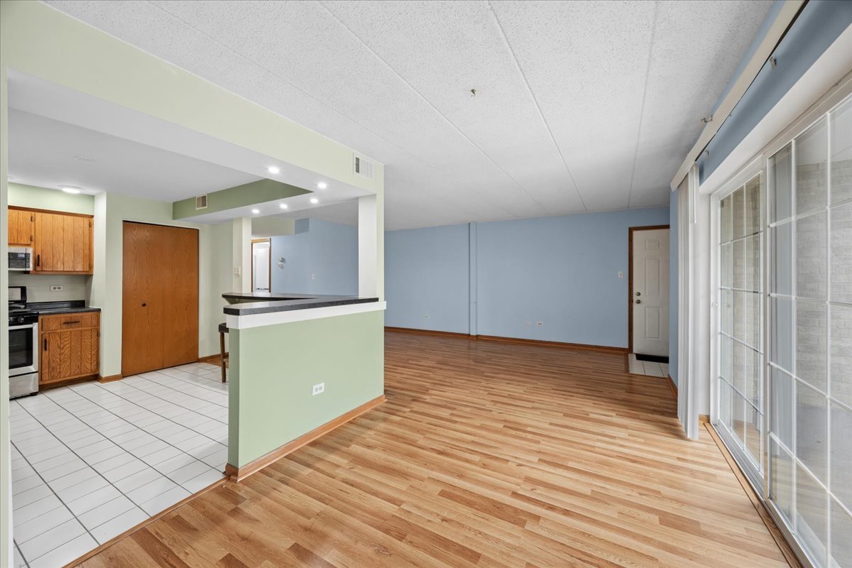 9130 W 95th Street #1B, Hickory Hills, IL 60457