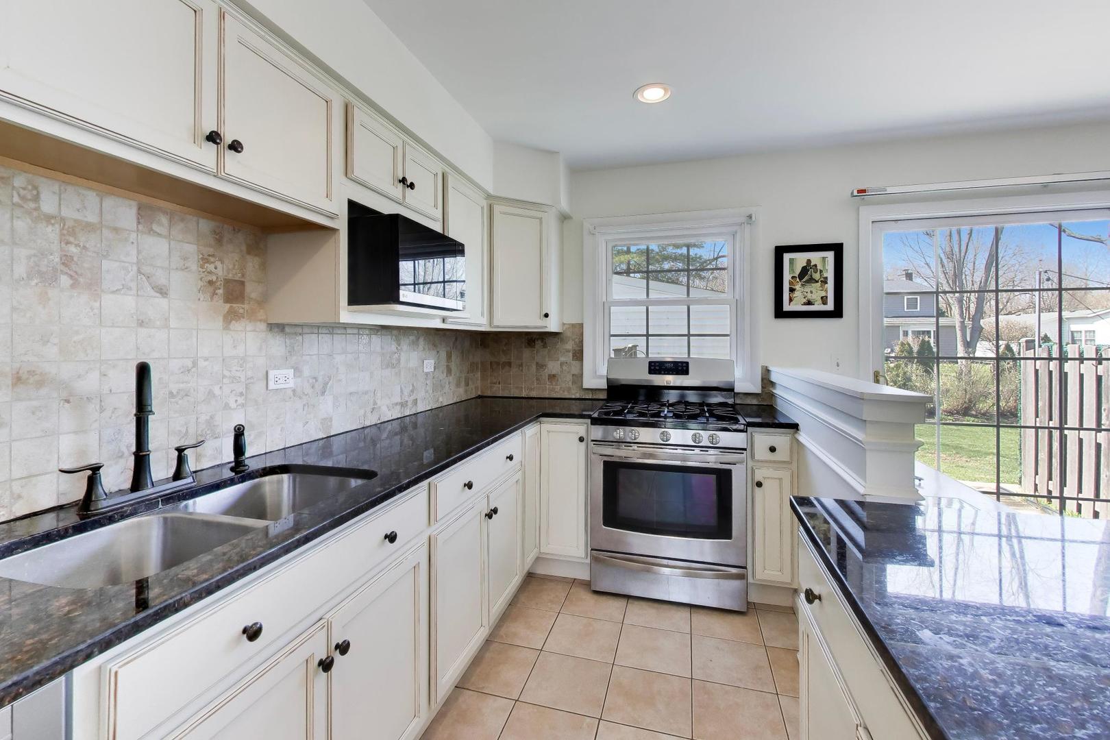 845 Country Club Drive #F, Libertyville, IL 60048