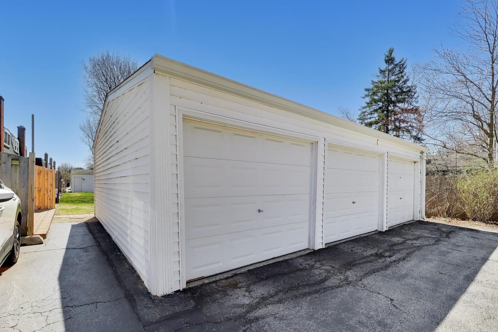 845 Country Club Drive #F, Libertyville, IL 60048