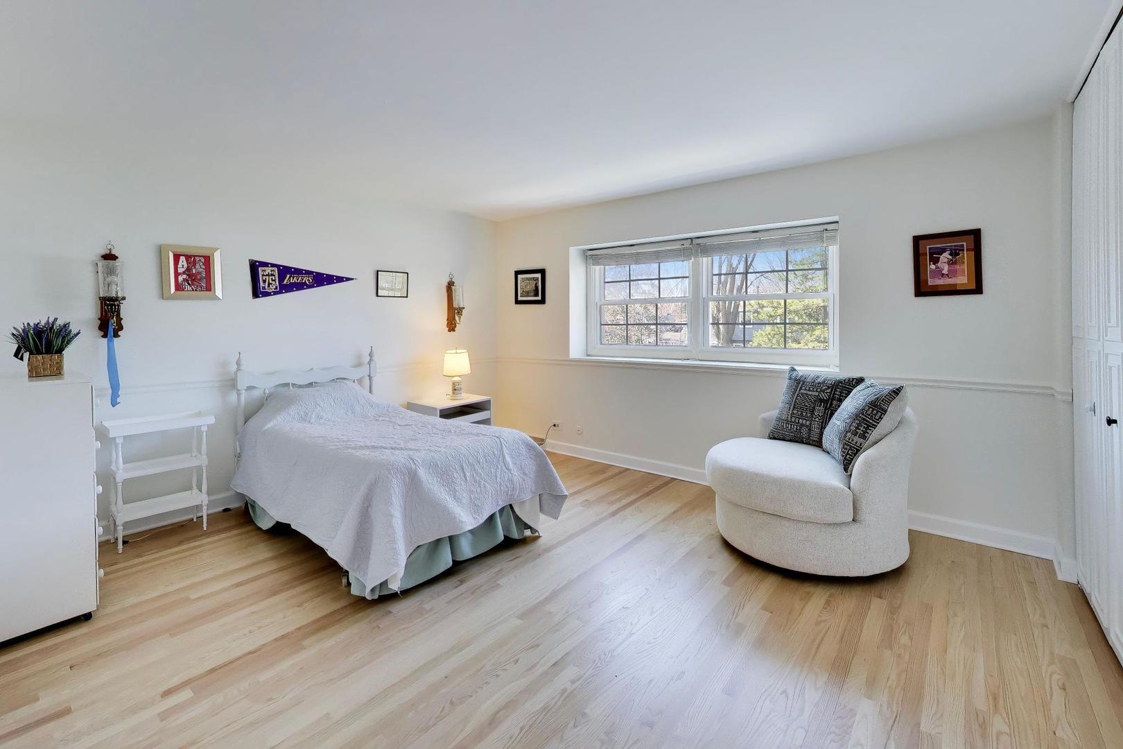 845 Country Club Drive #F, Libertyville, IL 60048