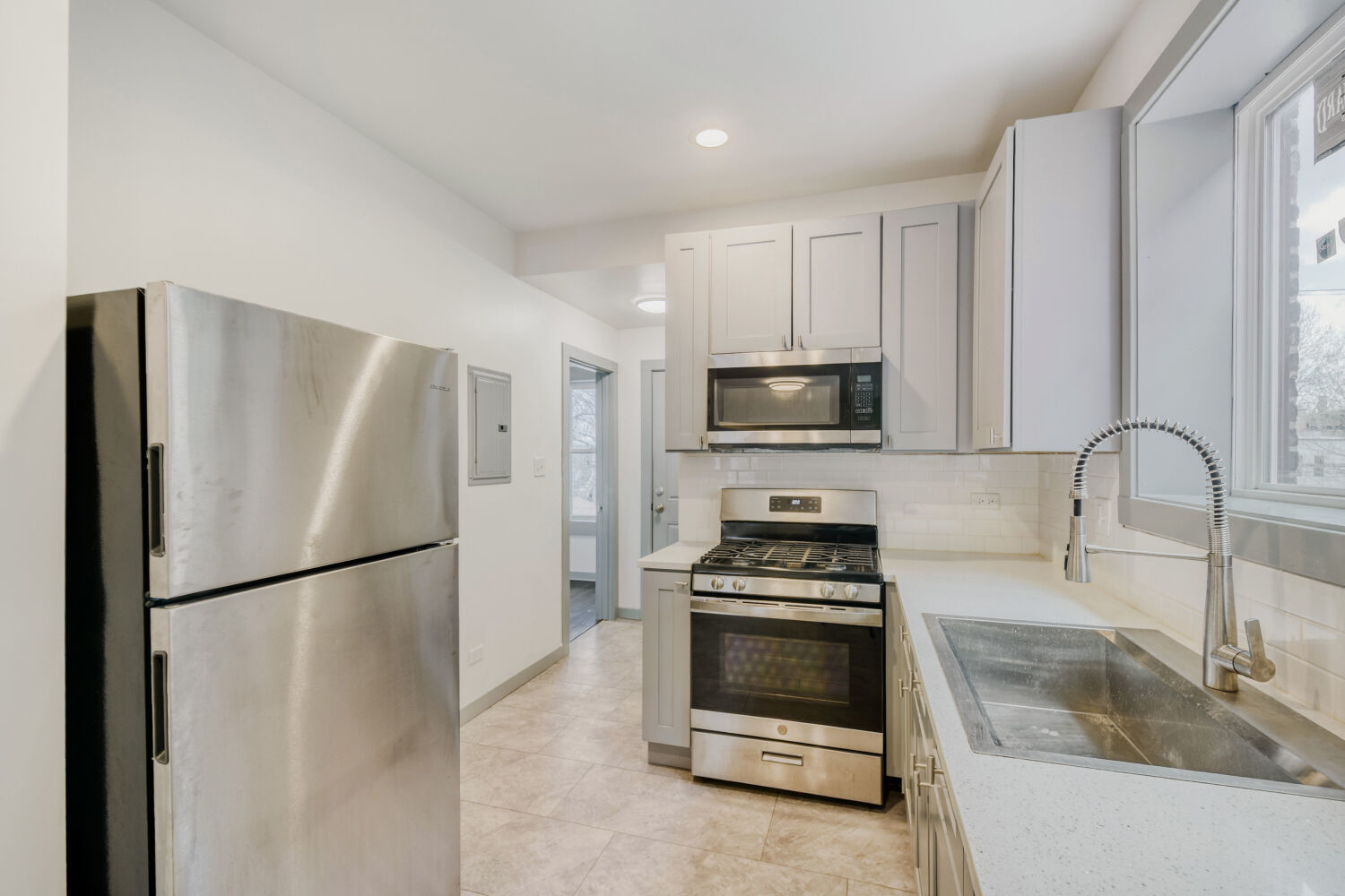 7953 S Essex Avenue, Chicago, IL 60617